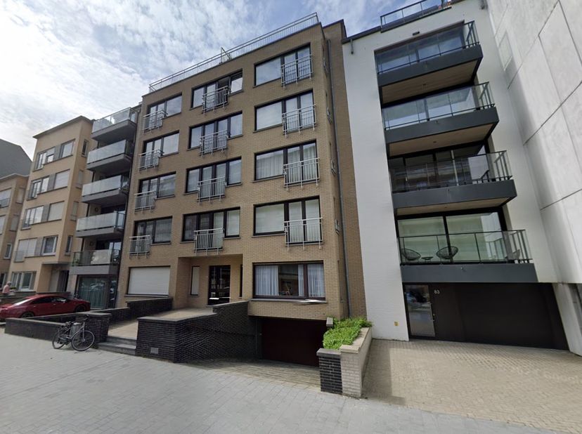 Garage individuel situé au niveau -1, en plein centre de Nieuwpoort-Bad, à quelques pas de la mer, des commerces, des restaurants et des transports en