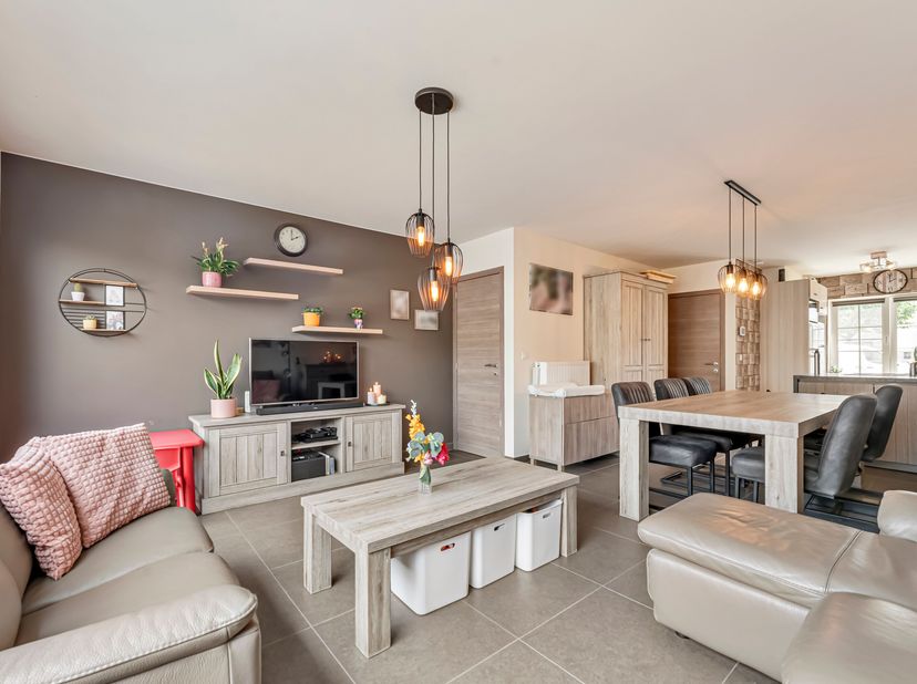 Instapklare woning met 3 slaapkamers en garage te koop in Stasegem<br />
Je betreedt de woning via de inkomhal met gastentoilet en komt vervolgens in