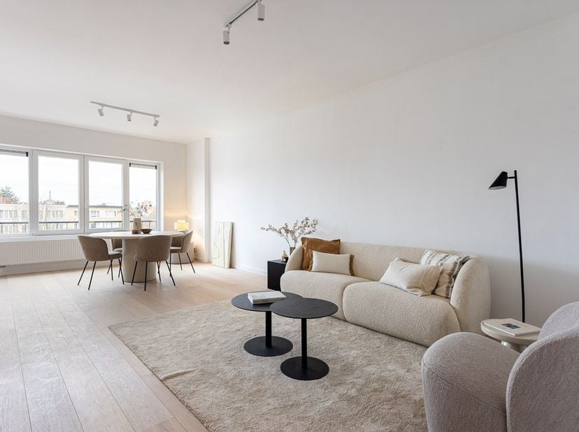 Dit prachtige appartement met twee slaapkamers bevindt zich op de eerste verdieping van een volledig gerenoveerd gebouw. De renovatie heeft gezorgd vo