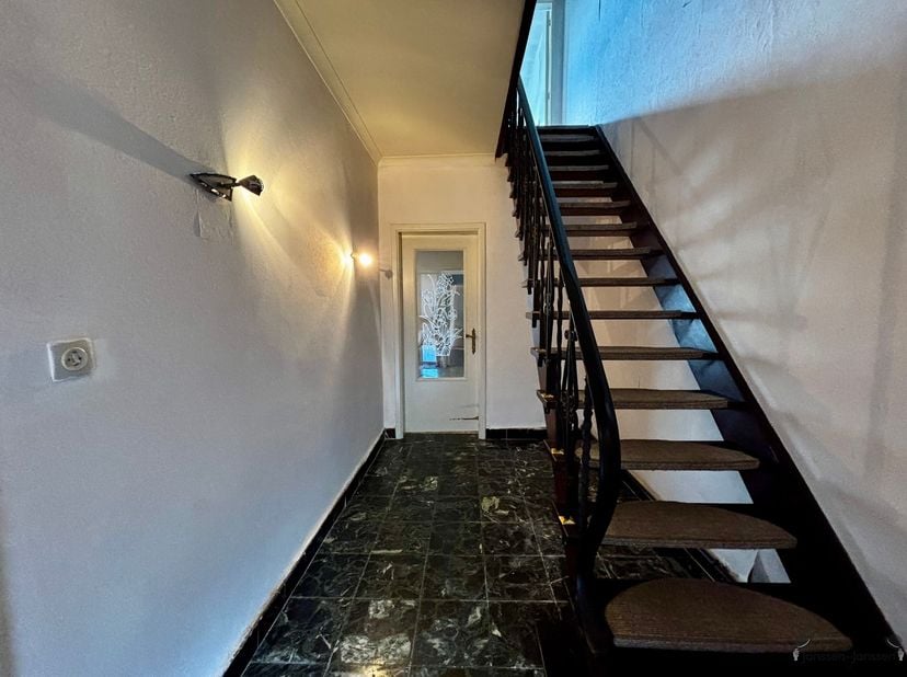 Maison à rénover avec 3 chambres, garage et espace extérieur à Hamme<br />
Vous recherchez une maison que vous pourrez rénover entièrement selon vos
