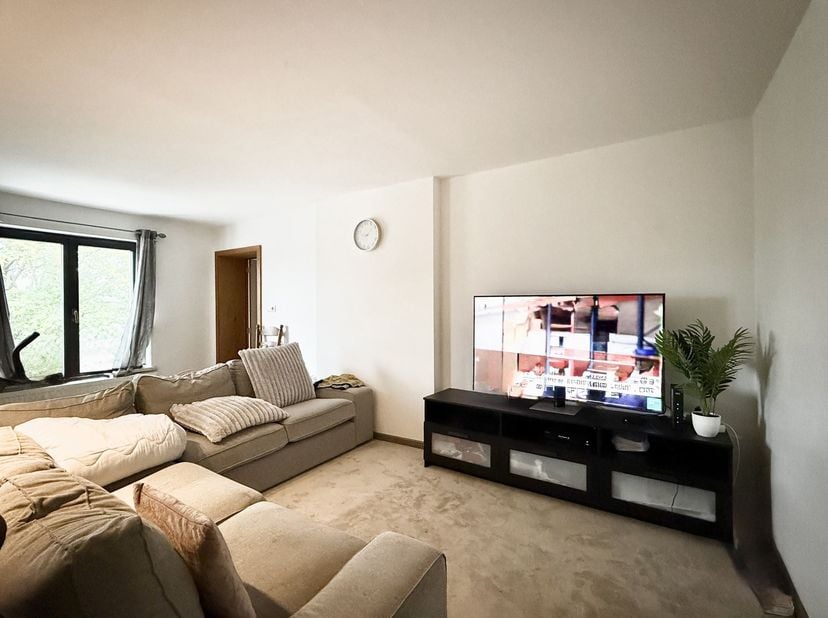 Mooi appartement met 2 slaapkamers in een karaktervol gebouw, gelegen in het centrum van Aat.<br />
Indeling: inkomhal met apart toilet, ruime woonka