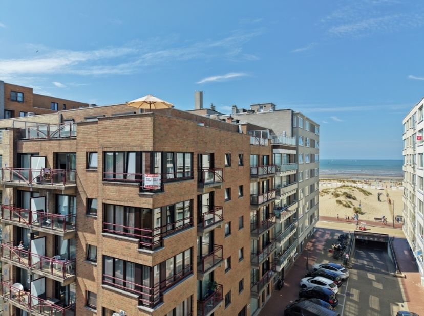 Gelegen op de vijfde verdieping bevindt zich dit stralende hoekappartement in Oostduinkerke-Bad. Hier geniet u van een uitstekende ligging, vlak&amp;nbsp;