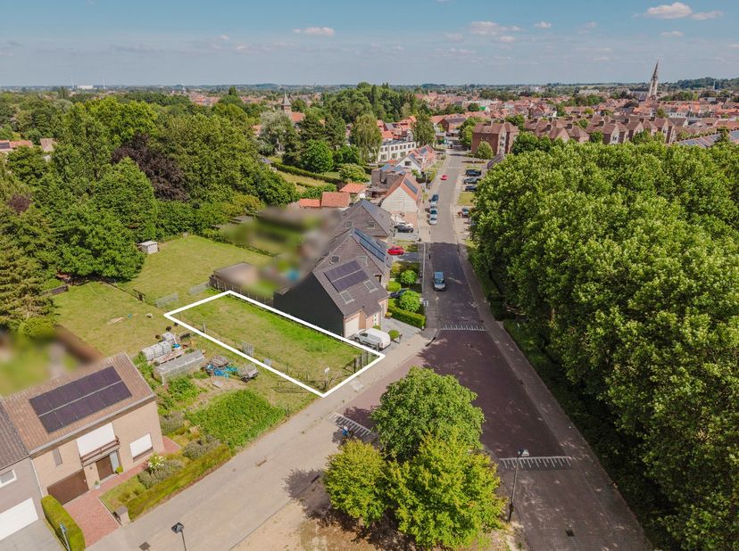 Interessant braakliggend perceel bouwgrond, rustig gelegen op ongeveer 1 kilometer van het centrum van Wervik.<br />
<br />
Het perceel heeft een oppe