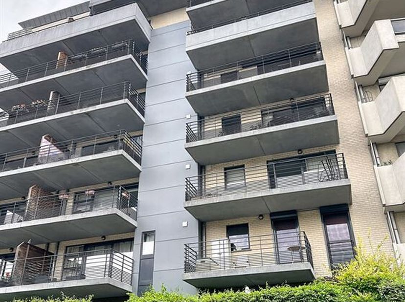 Century 21 Immo Dewaele presenteert u met veel plezier dit appartement van 90 m² met een adembenemend uitzicht op Nivelles. De indeling is als volgt: