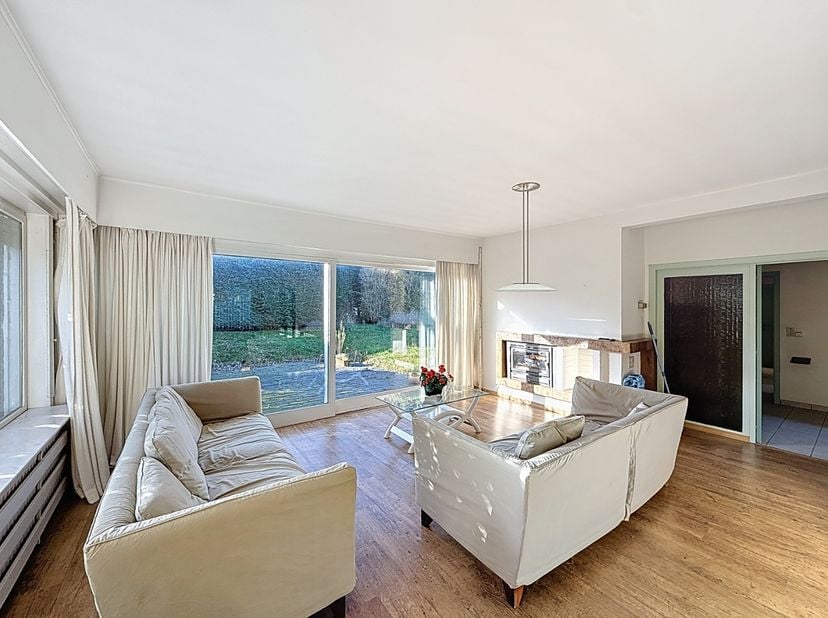 Alleenstaande villa op een perceel van maar liefst 983 m², rustig gelegen in de Simli-wijk te Nieuwpoort-Bad, op wandelafstand van de Zeedijk, winkels