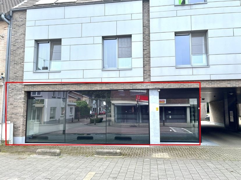 Dit handelspand van 164 m² biedt veel mogelijkheden. De voorzijde is voorzien van een brede etalage die opvalt in het straatbeeld. Verder is er een ke