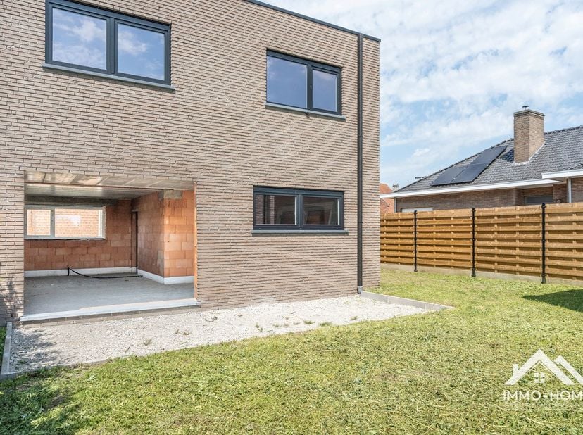 Deze casco woning is gelegen pal in het landelijke Desteldonk, en is vlot bereikbaar. De inkomhal voorziet in een gastentoilet en vestiaire, en zo kom
