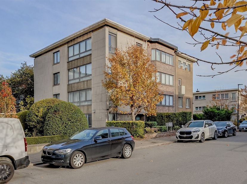 Cet appartement à rafraîchir est situé au deuxième étage d'un petit immeuble avec ascenseur à Deurne. De nombreux magasins, transports en commun et vo