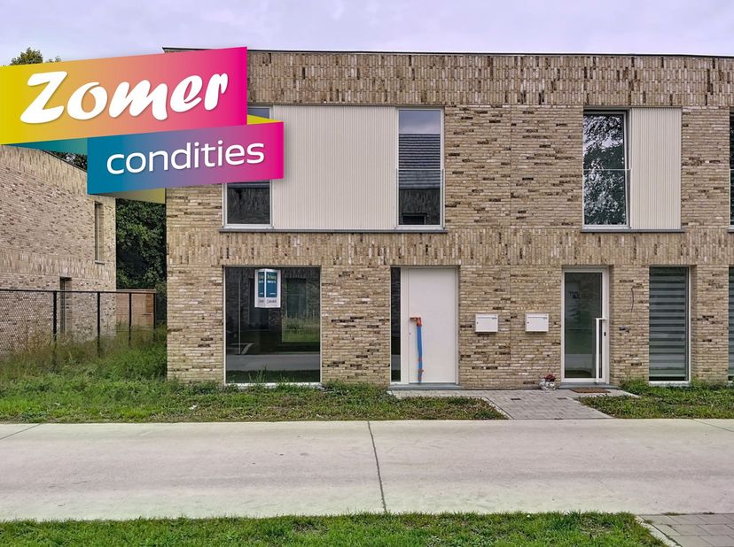 Deze HOB op lot 7 is gebouwd op een perceel van 192 m² en achteraan ontsloten door een uitweg die uitgeeft op jouw eigen parkeerplaats. De tuinomheini