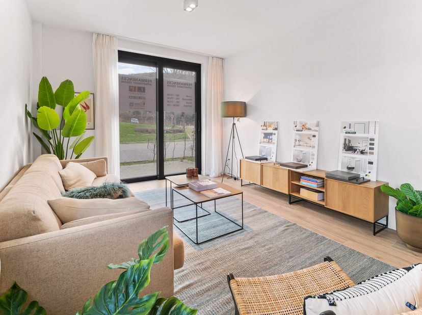 JAMBES – Dans un écrin de verdure, bel appartement contemporain (2CH/1SDB) de 94,50 m² situé au rez-de-chaussée de la résidence « ARTEMIS ». Il se com
