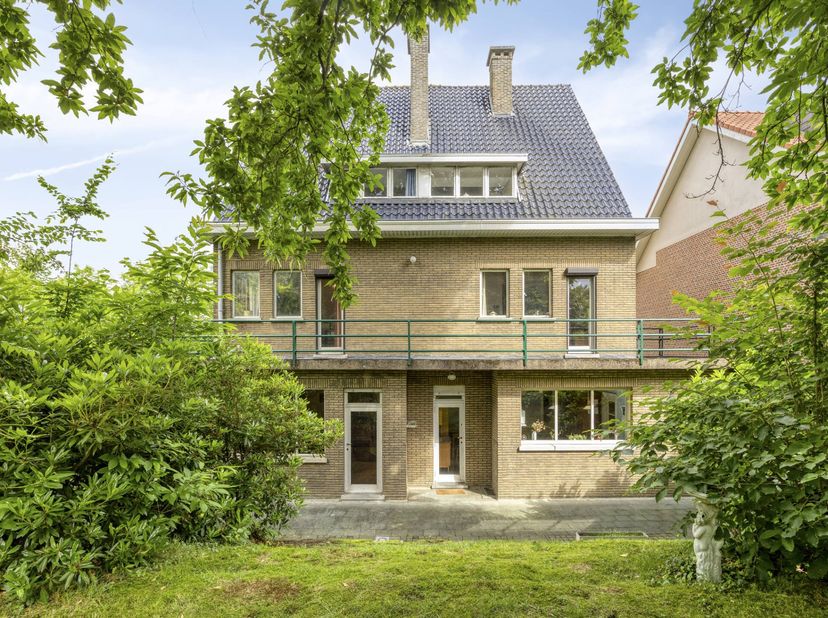In een van de meest begeerde straten van Heverlee bevindt zich deze uitzonderlijke architecturale villa, gebouwd in 1934 door de gerenommeerde stadsar