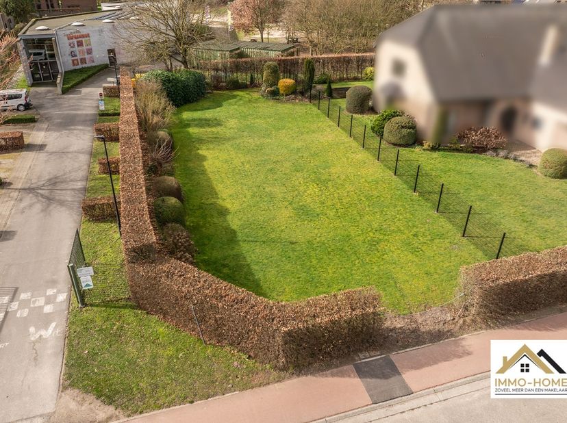 Bouwgrond voor een OB in het hart van het centrum van Lochristi ...het kan nog ...<br />
<br />
650 m2, bouwdiepte van 15 meter is mogelijk!! Prijs be