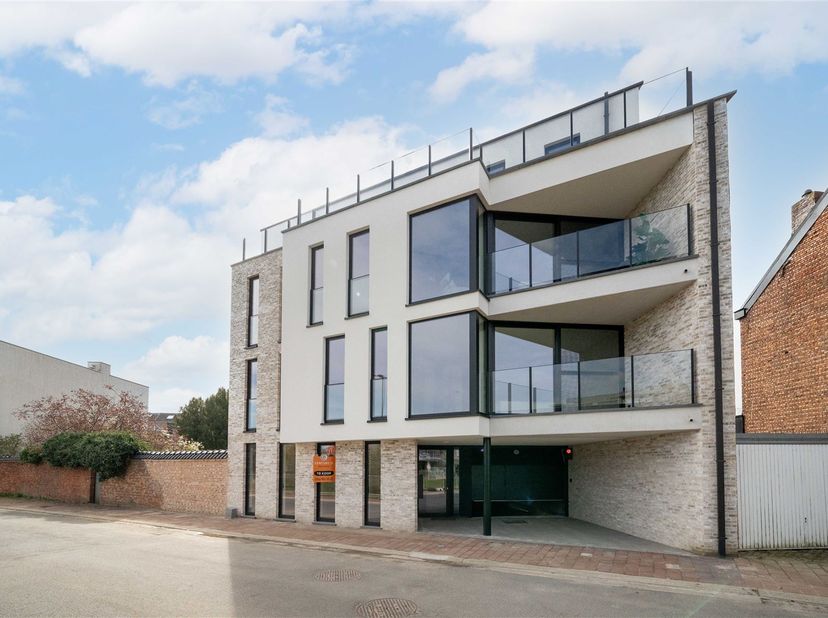 Mogelijk aan 6% BTW!<br />
<br />
 Dit gelijkvloers appartement van 98,25 m² heeft een mooie leefruimte met open keuken, een gang met apart toilet,