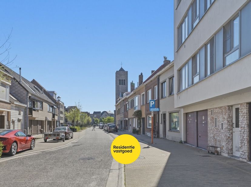 Ontdek dit volledig gerenoveerde appartement op de tweede verdieping, gelegen in het rustige en gegeerde Mariakerke, vlakbij zee en alle voorzieningen