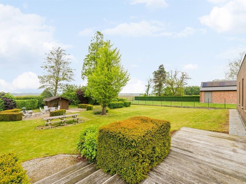 Op een royaal perceel van maar liefst 2.385 m² bevindt zich deze alleenstaande bungalow, gebouwd in 1975. De woning geniet van een rustige ligging op