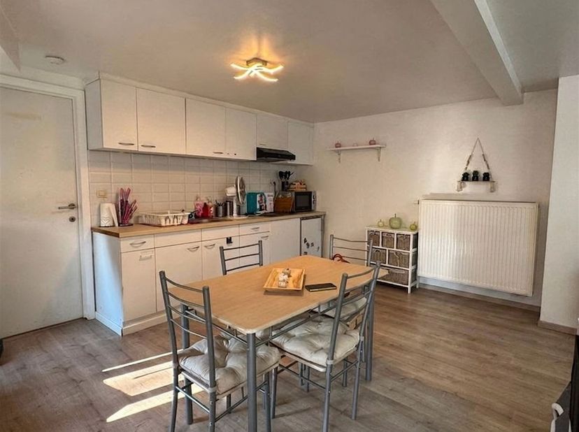 Recent gerenoveerd appartementsblok met 2 appartementen waaronder een duplex van 86 m² op een goede locatie in Vloesberg.  Beide appartementen zijn ve