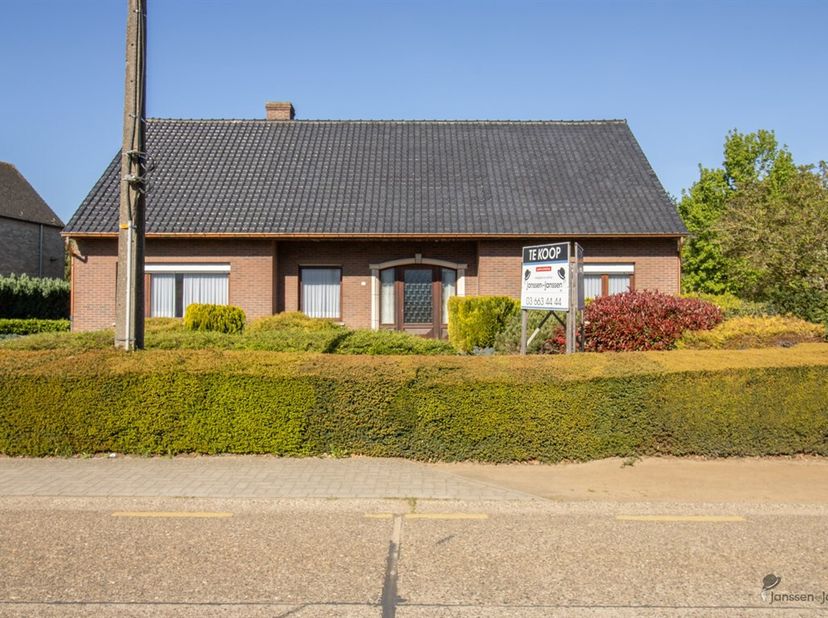 Spacieuse maison de 4 chambres à rafraîchir et spacieux garage sur 1 276 m².<br />
Rez-de-chaussée :<br />
Hall d'entrée.<br />
Grand salon de 36.5 m²