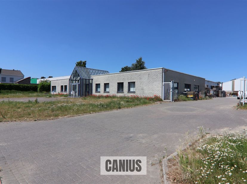 IMMEUBLE COMMERCIAL AVEC MAGAZINE À UN ENDROIT VISIBLE <br />
<br />
Cet immeuble commercial se trouve le long de la Tongersesteenweg au numéro 188