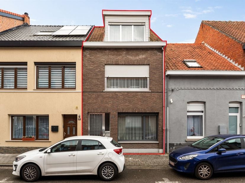 Te renoveren woning in het centrum van Turnhout<br />
Locatie:<br />
De woning is gelegen op wandelafstand van winkels, horeca, scholen en openbaar ve