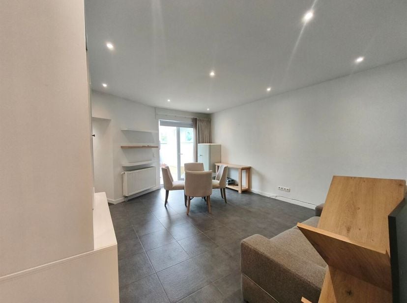 Gezellig gelijkvloers appartement met veranda en privatief tuintje in Hasselt<br />
Ligging<br />
Dit verzorgd gelijkvloers appartement is gelegen aan
