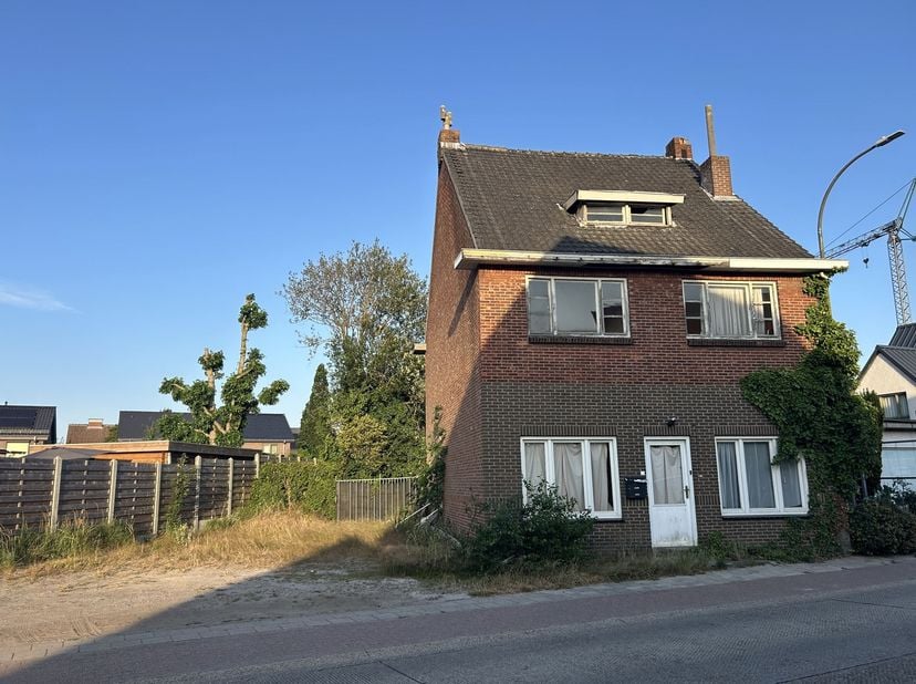 Projectgrond met potentieel voor 3 appartementen op toplocatie in Hamont<br />
Bent u op zoek naar een interessante projectgrond met ontwikkelingspot