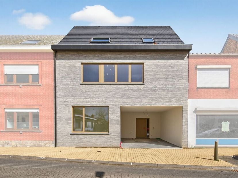 U parkeert op de ruime autostaanplaats van deze nieuwbouwwoning (verkoop onder btw-stelsel, 21% btw van toepassing) en hebt vervolgens de keuze tussen