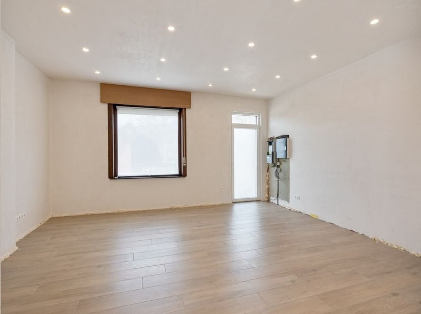 Te renoveren haflopen bebouwing met 3 slaapkamers op een perceel van 13a77ca, gelegen aan de Molemstraat nabij het centrum van Lummen. De woning is ce