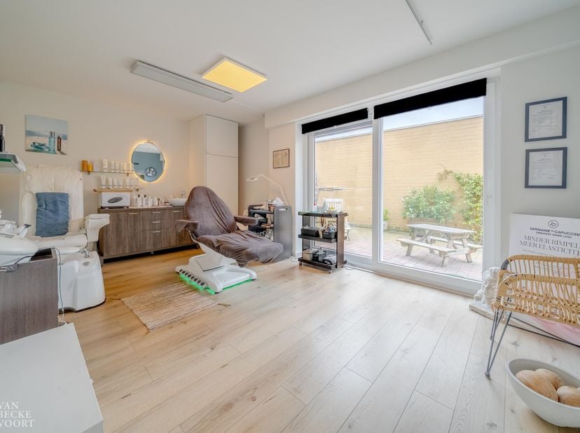 Bedrijfsvastgoed over te nemen in Duinenstraat 326,
                    8450 Bredene