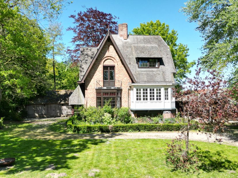 Stap binnen in een woning waar authenticiteit, geschiedenis en charme hand in hand gaan. Dit uitzonderlijke eigendom, daterend van 1914, ademt karakte