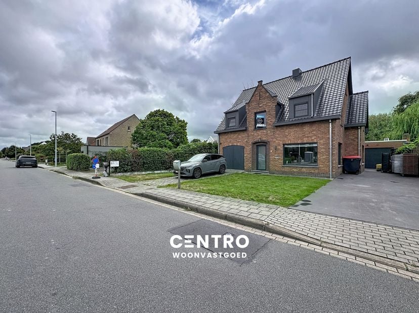 Mooi GERENOVEERDE VILLA op circa 1.000m² grond met 5 slpks, oplsagruimte en ZUIDgerichte tuin te Zedelgem!<br />
<br />
Een ruime gezinsvilla waar com