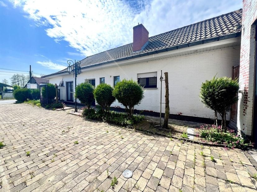 Deze landelijk gelegen bungalow in Hamme biedt een interessant potentieel met een grondoppervlakte van 757 vierkante meter.<br />
De woning beschikt o