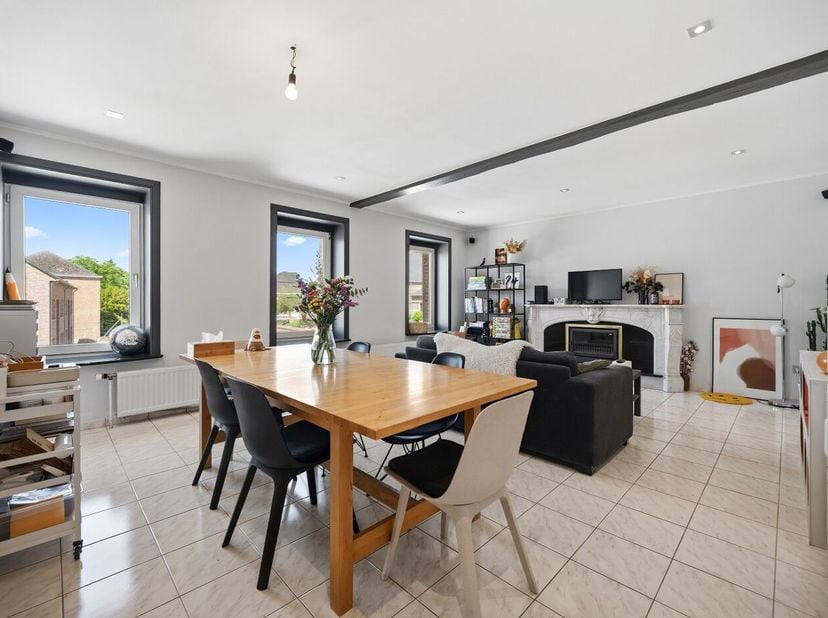 Op zoek naar een ruime, lichtrijk appartement met veel mogelijkheden? Dit instapklaar appartement combineert comfort en ruimte op een ideale manier.<b