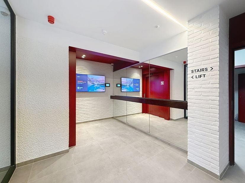 Magnifique studio dans un immeuble rénové. Il se compose comme suit : hall d'entrée, séjour/living, cuisine  équipée, 1 salle de douche. Provisions po