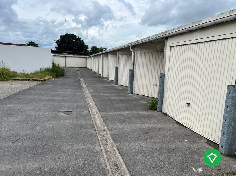 Deze afgesloten garagebox (nr.16) in centrum Koekelare is gelegen vlak naast De Kroon.<br />
Garage dient enkel gebruikt te worden als parkeerplaats v