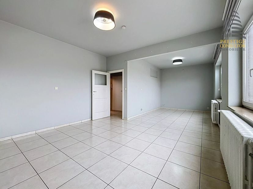 ANDERLECHT - REF:87160133 - CHARMANT STUDIO AVEC VUE SUR LE CANAL !!<br />
Situé au troisième étage d'une petite copropriété, découvrez ce charmant st