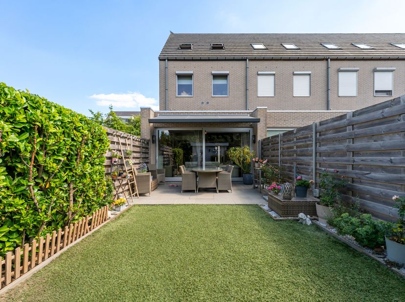 Instapklare woning te koop in Zwevegem<br />
Je betreedt de woning via de inkomhal, waar zich een gezellige eerste eetplaats met handige berging bevin