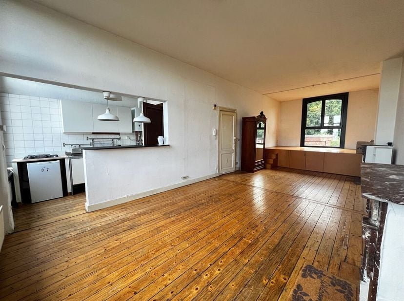 Deze lichtrijke studio biedt een aangename woonruimte met een open indeling. De leefruimte beschikt over een open keuken, uitgerust met de nodige toes