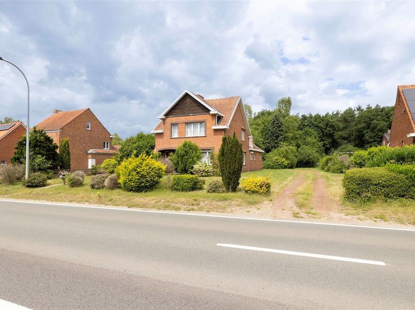 Welkom in deze charmante woning in Meerhout, ideaal gelegen op een ruim perceel van 2940m². Met een bewoonbare oppervlakte van 174m² biedt deze woning