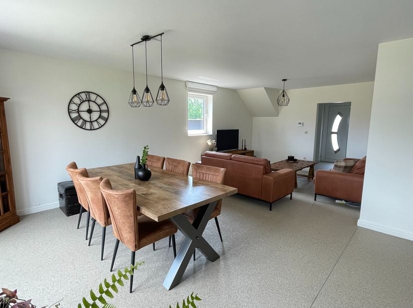 Deze rustig gelegen half-open bebouwing heeft een bewoonbaar oppervlakte van 160m²!<br />
<br />
Op het gelijkvloers een lichtrijke leefruimte dat aan