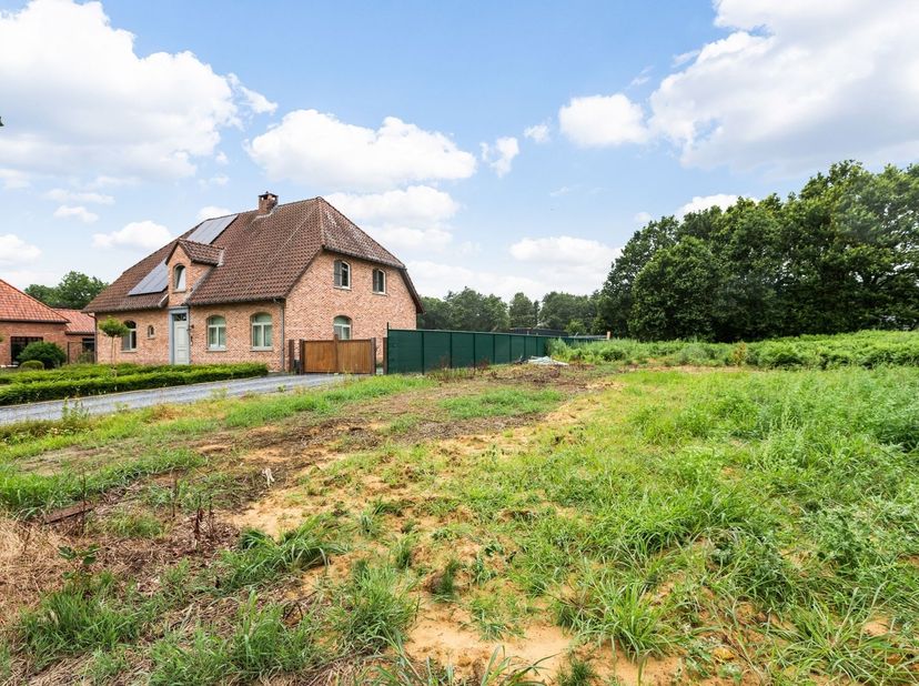 Bouwgrond met bebost achterliggend perceel te Lummen<br />
<br />
Ben je op zoek naar de perfecte balans tussen een toplocatie en absolute rust in h