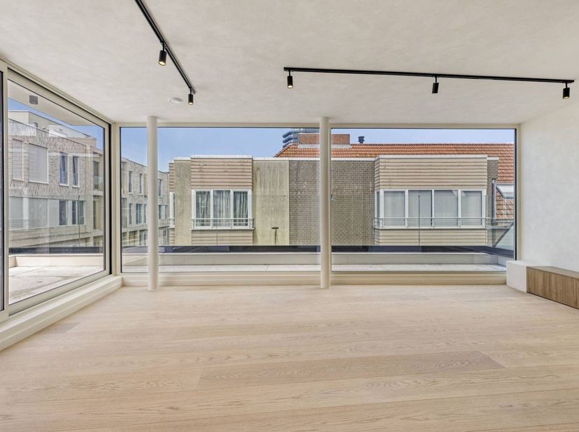 Au centre de Heist, nous trouvons ce penthouse récemment rénové à vendre. L'appartement est situé au dernier étage et combine une mer de lumière avec