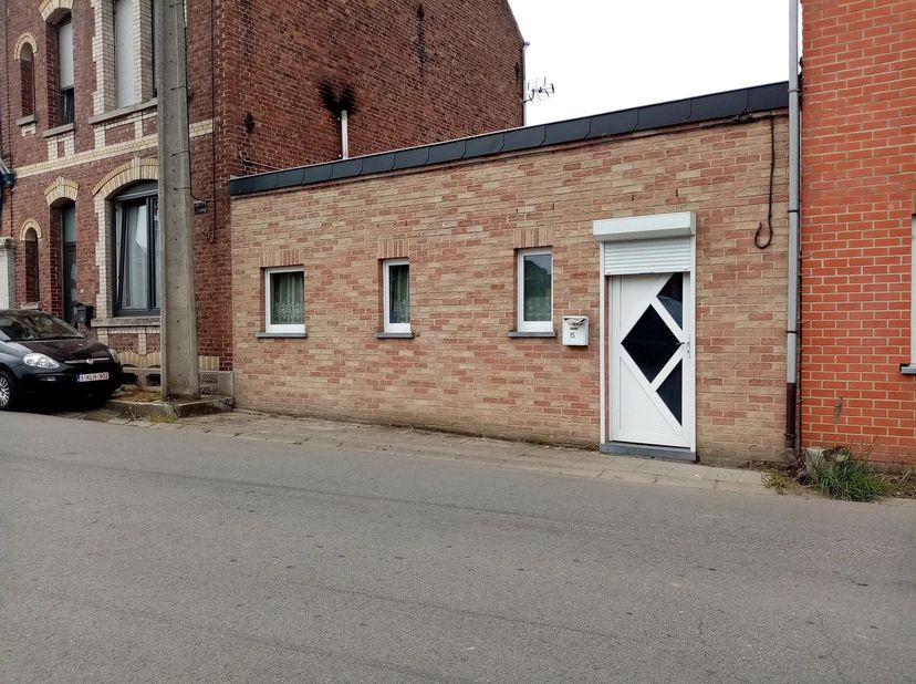 Jolie petite maison plain pied sans jardin! Idéal investisseur! Living, cuisine équipée, salle de bain, 1 chambre, cour. Chauffage au pellets, châssis