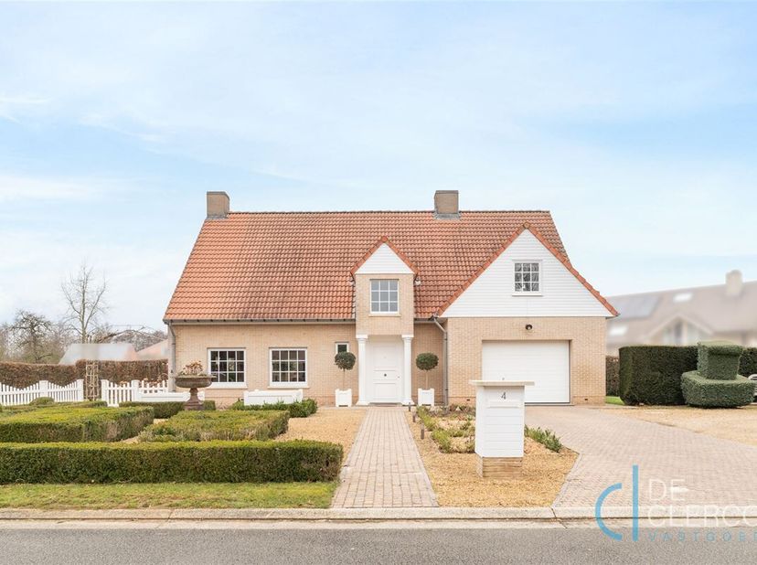 Deze vrijstaande villa brengt de verfijnde Amerikaanse bouwstijl tot leven in Sint-Amandsberg, Gent! <br />
Bij het betreden van de villa wordt u mete