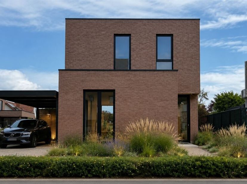 Bent u op zoek naar een nieuwbouwwoning die u volledig naar uw eigen smaak kunt afwerken? Dan is deze prachtige open bebouwing aan de Vliegveldlaan 12