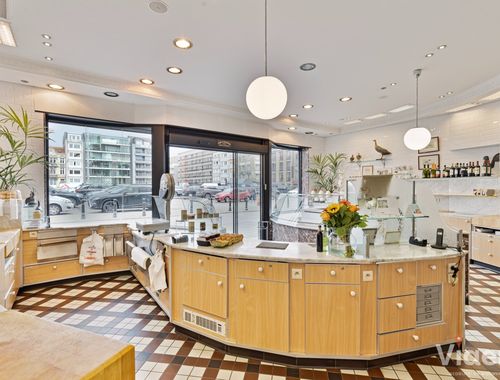                                         Handelsgelijkvloers te huur in Oostende, € 1.800
