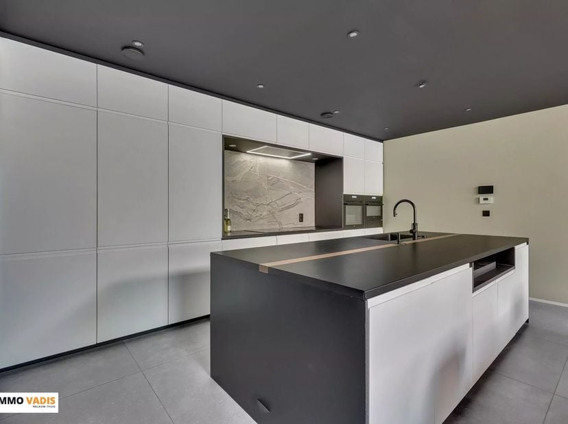 Gelegen in het rustige en landelijke Vliermaalroot bevindt zich deze moderne, gesloten bebouwing die luxe, ruimte, comfort en energiezuinigheid moeite