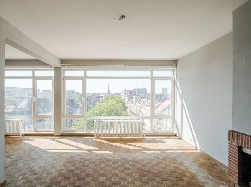 Appartement met panoramisch stadszicht op toplocatie nabij de Coupure<br />
<br />
Voor meer informatie: info@carloeggermont.be<br />
<br />
Dit op te