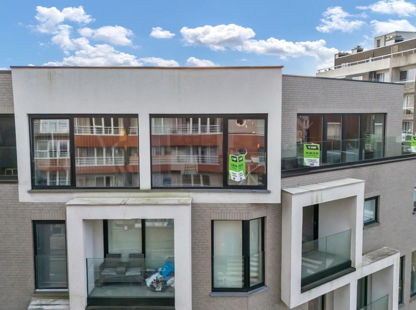 Ontdek deze prachtige penthouse op de 3e verdieping, die gelegen is in het centrum van Deinze, op wandelafstand van het station, winkels en alle nodig