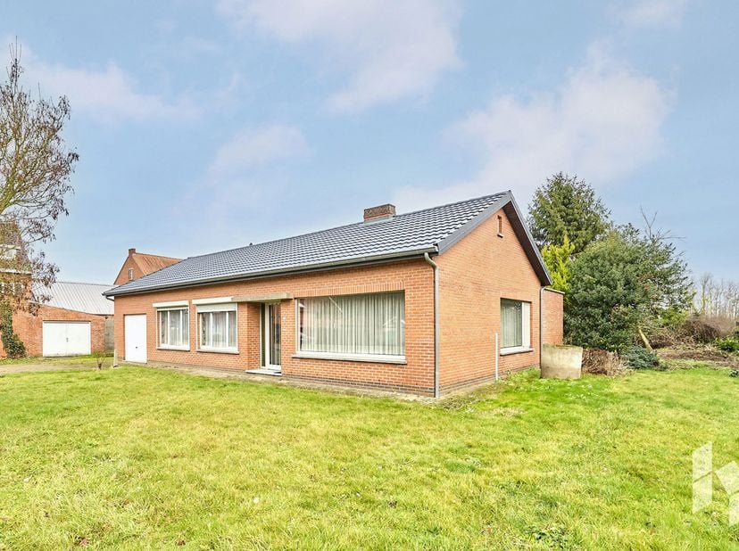 Gelijkvloerse woning (128m²) met 3 slaapkamers, garage en veranda op perceel van 817 m².<br />
Deze levensloopbestendige woning is landelijk gelegen i