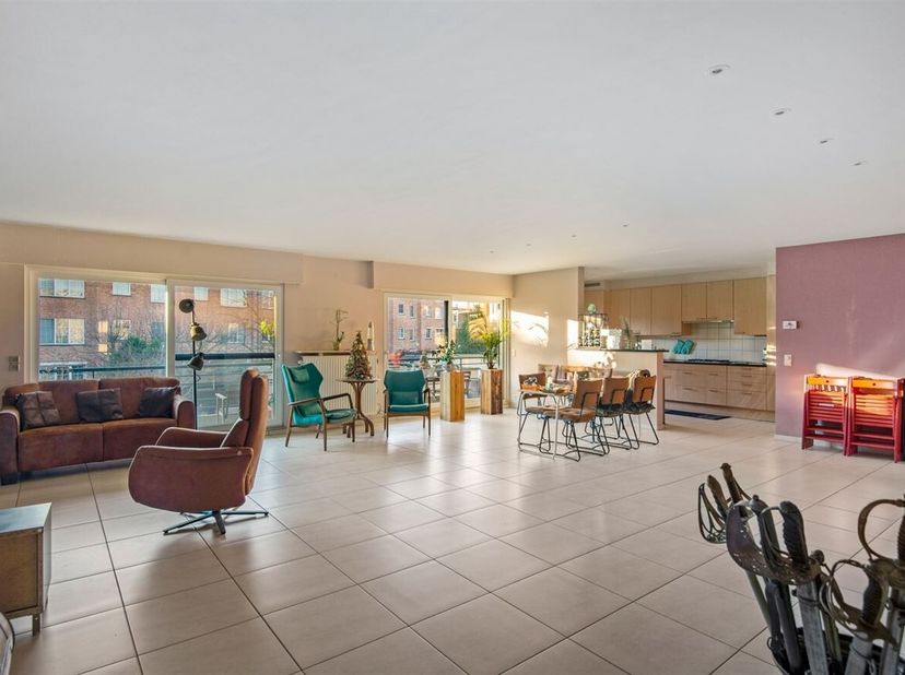 Ligging: Dit ruime en energiezuinige appartement bevindt zich in een kleinschalig gebouw en ligt op een uiterst centrale en praktische locatie, nabij
